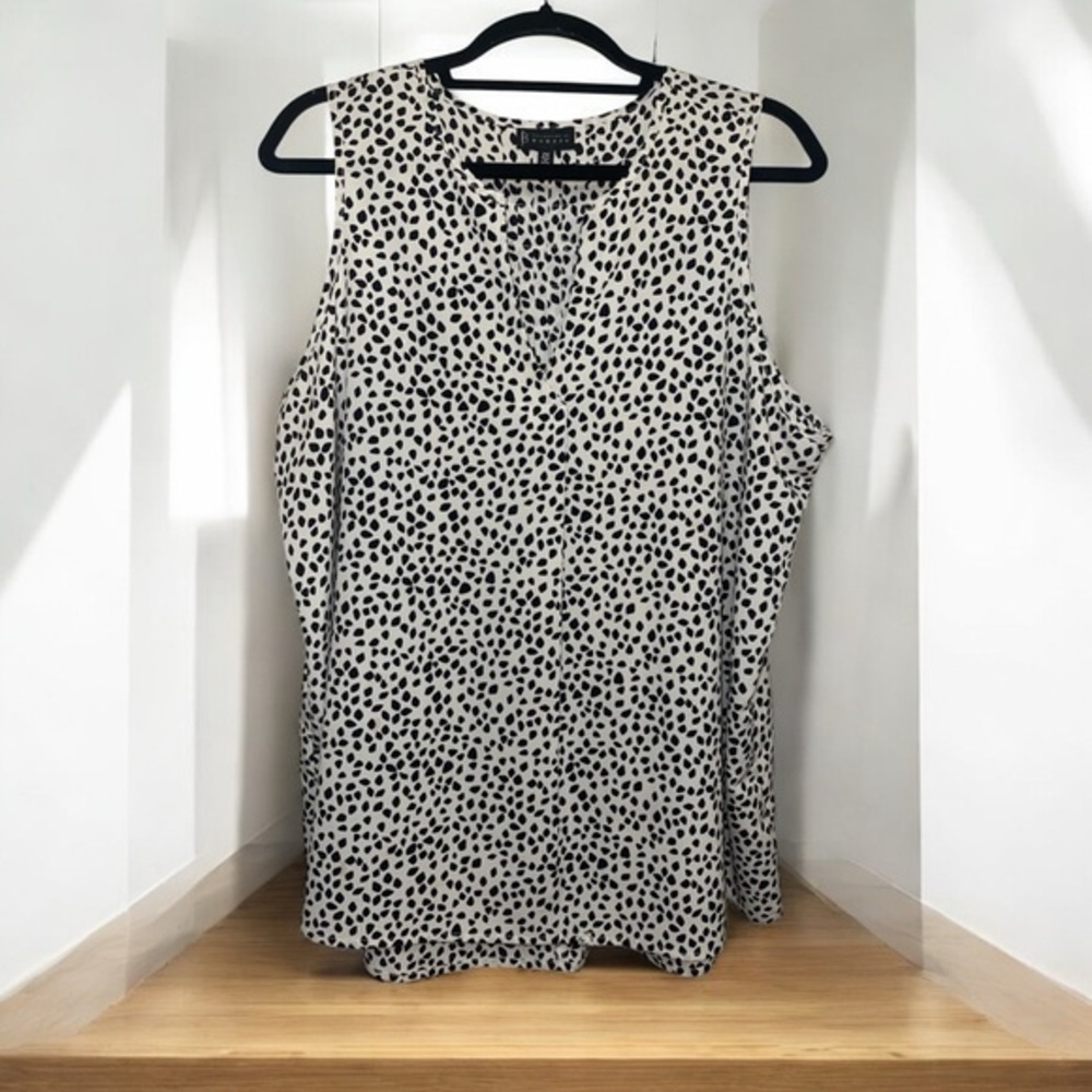 Bobeau Sleeveless Black and White Blouse